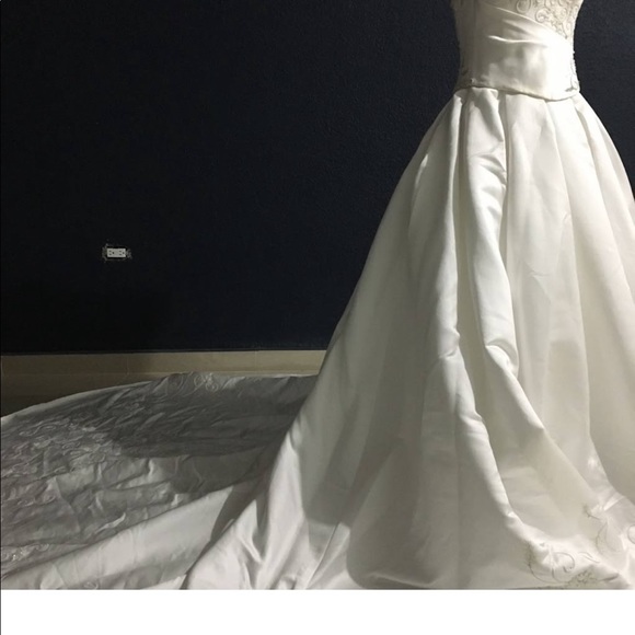 2 Piece Ballgown Wedding Dress-Matching Shawl and Purse. Brand New/Unaltered - Picture 4 of 12